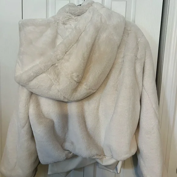 ALO Yoga White Faux Fur Jacket - Picture 4 of 4